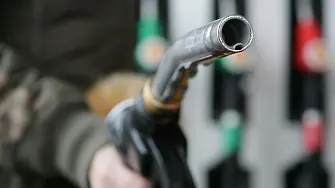 Бензинът у нас е поевтинял с 2 стотинки за литър за година, дизелът - с 35 стотинки