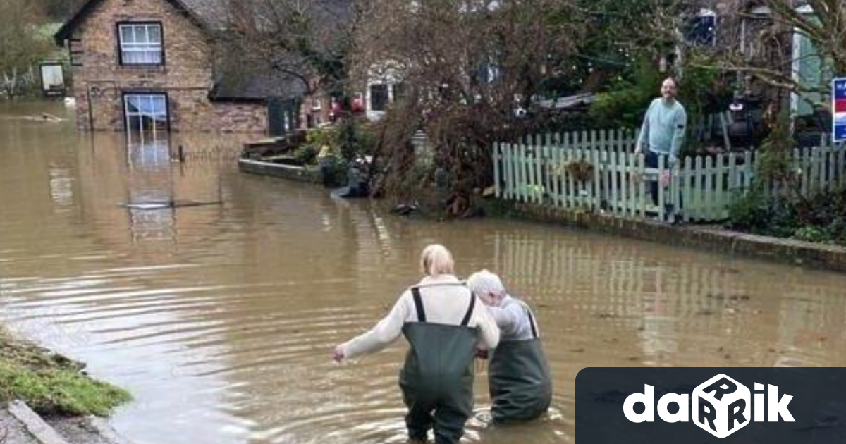 Стотици домове са опустошени от наводнения в Англия след мощна