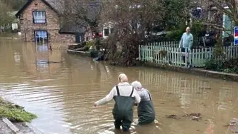 Стотици опустошени домове след мощна буря и наводнения в Англия
