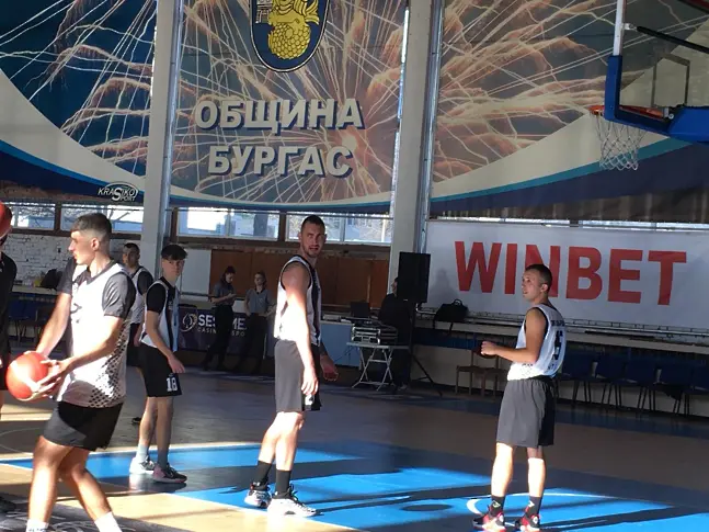 Баскетболни таланти „от едно време“ се обединиха в името на дете
