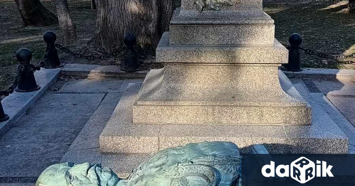 Вандали отново посегнаха на паметника на граф Игнатиев в центъра