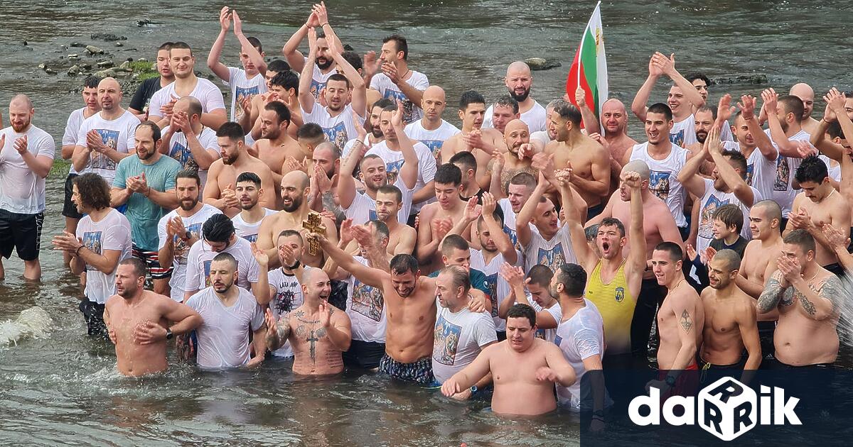 39 годишният Димитър Куманов хвана кръста на Богоявление хвърлен във водите