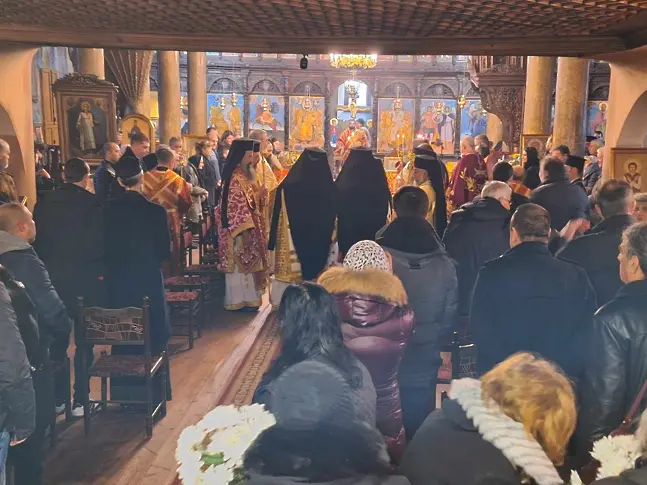 Стотици се прощават с митрополит Иоаникий