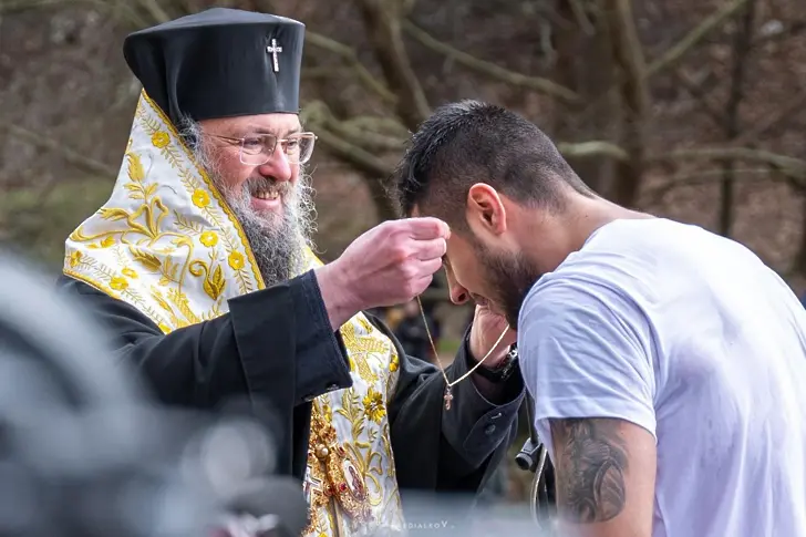 22-годишен младеж от Враца спаси Богоявленския кръст във Враца /снимки/