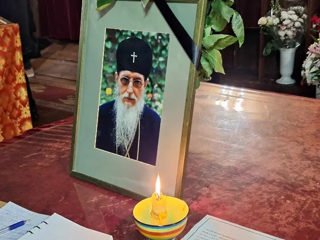 Стотици се прощават с митрополит Иоаникий