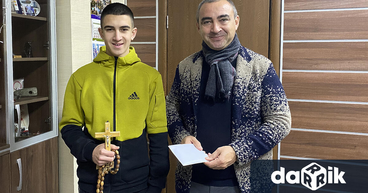 Спасителят на Богоявленския кръст в Луковит дари събраните средства за