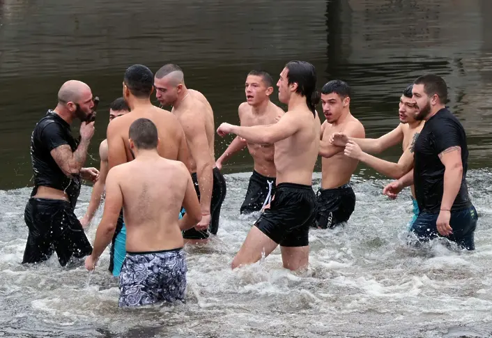 Спасилият Светия кръст на Йордановден в Ловеч дарява паричната си награда за деца в нужда