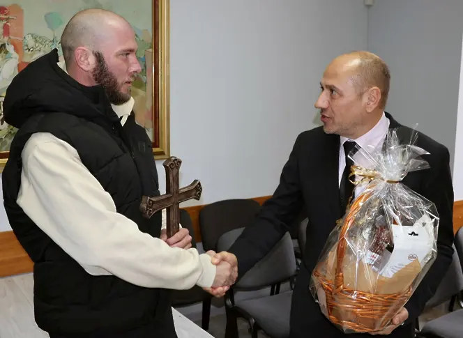 Спасилият Светия кръст на Йордановден в Ловеч дарява паричната си награда за деца в нужда