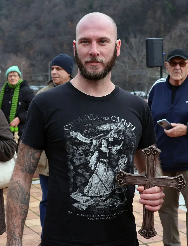 Спасилият Светия кръст на Йордановден в Ловеч дарява паричната си награда за деца в нужда