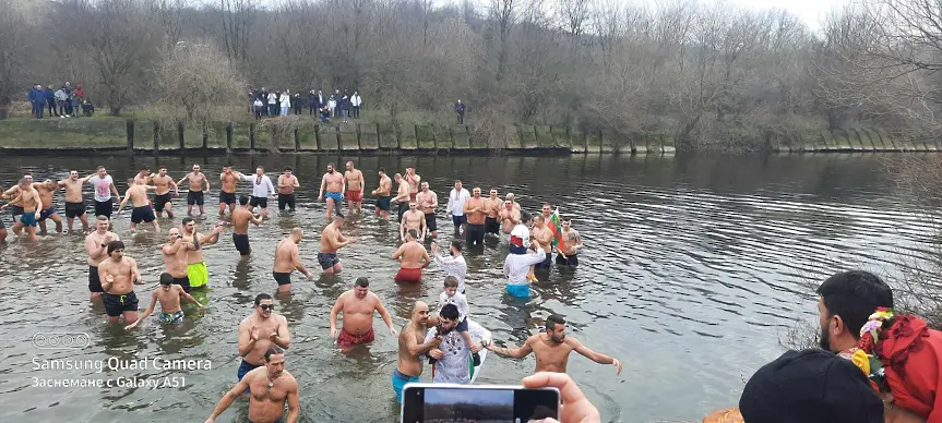 Няколко десетки смелчаци се спуснаха в надпреварата за Богоявленския кръст край Плевен/ВИДЕО-СНИМКИ/