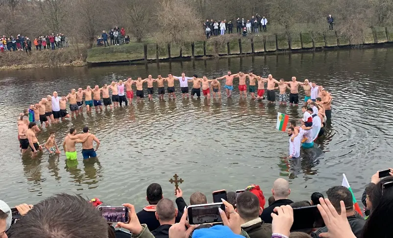 Няколко десетки смелчаци се спуснаха в надпреварата за Богоявленския кръст край Плевен/ВИДЕО-СНИМКИ/