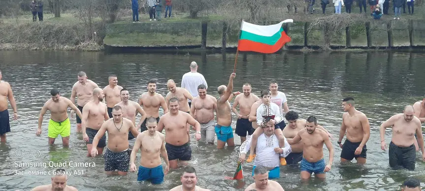 Няколко десетки смелчаци се спуснаха в надпреварата за Богоявленския кръст край Плевен/ВИДЕО-СНИМКИ/