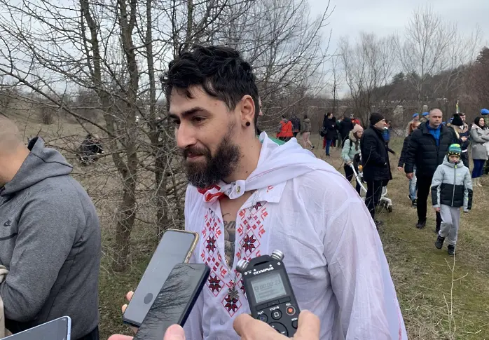 Няколко десетки смелчаци се спуснаха в надпреварата за Богоявленския кръст край Плевен/ВИДЕО-СНИМКИ/