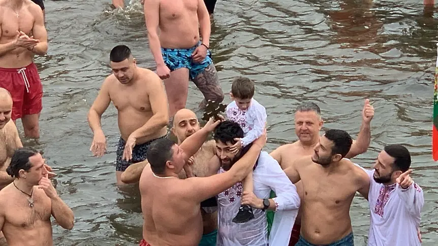 Няколко десетки смелчаци се спуснаха в надпреварата за Богоявленския кръст край Плевен/ВИДЕО-СНИМКИ/