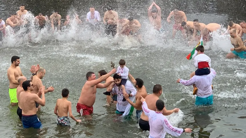 Няколко десетки смелчаци се спуснаха в надпреварата за Богоявленския кръст край Плевен/ВИДЕО-СНИМКИ/