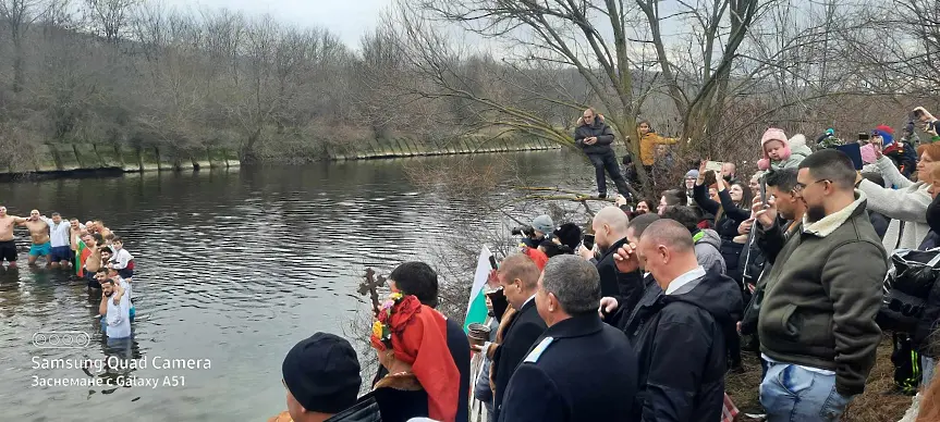 Няколко десетки смелчаци се спуснаха в надпреварата за Богоявленския кръст край Плевен/ВИДЕО-СНИМКИ/