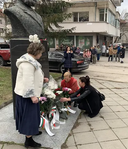 Почетохме 176 години от рождението на Христо Ботев/СНИМКИ/