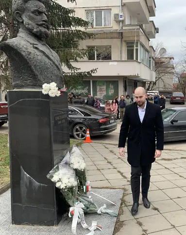 Почетохме 176 години от рождението на Христо Ботев/СНИМКИ/
