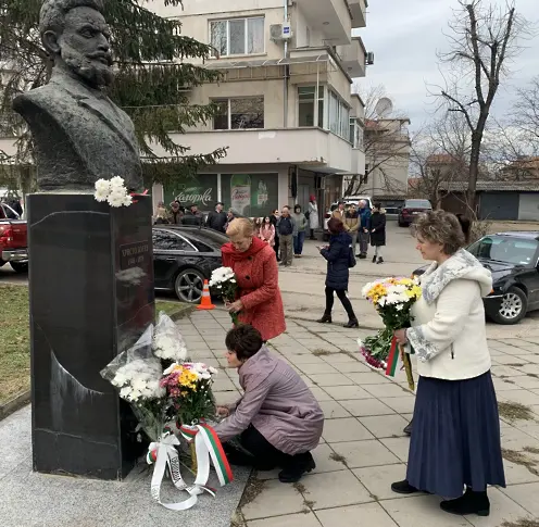 Почетохме 176 години от рождението на Христо Ботев/СНИМКИ/