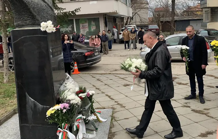 Почетохме 176 години от рождението на Христо Ботев/СНИМКИ/