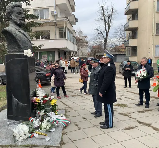 Почетохме 176 години от рождението на Христо Ботев/СНИМКИ/