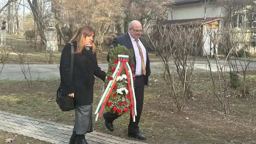 Зам.-кметът Енчо Енчев поднесе венец на паметника на Христо Ботев в Букурещ
