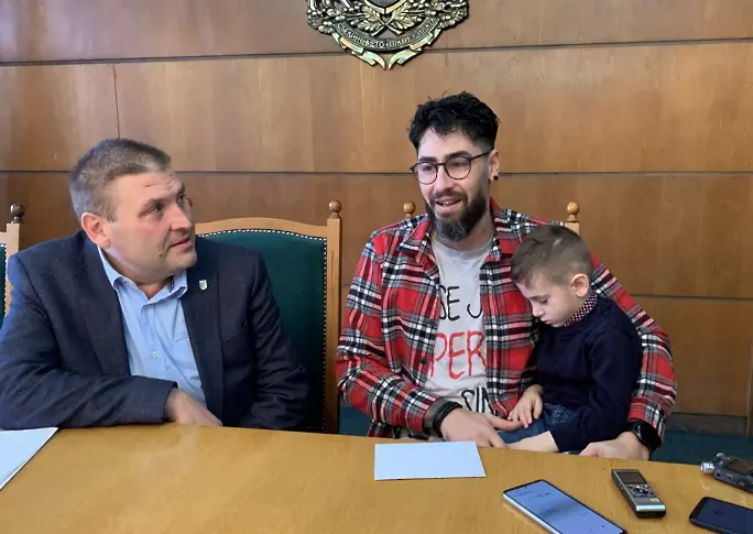 Кметът на Плевен връчи наградата на Ангел Томов и сина му Тервел, които извадиха кръста от р. Вит