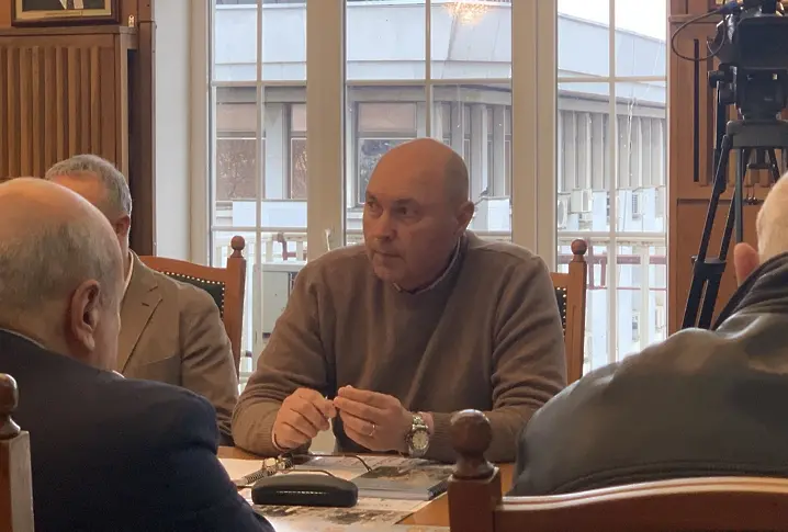 Търси се извършителят на вандалския акт с коледната шейна в центъра на Плевен 