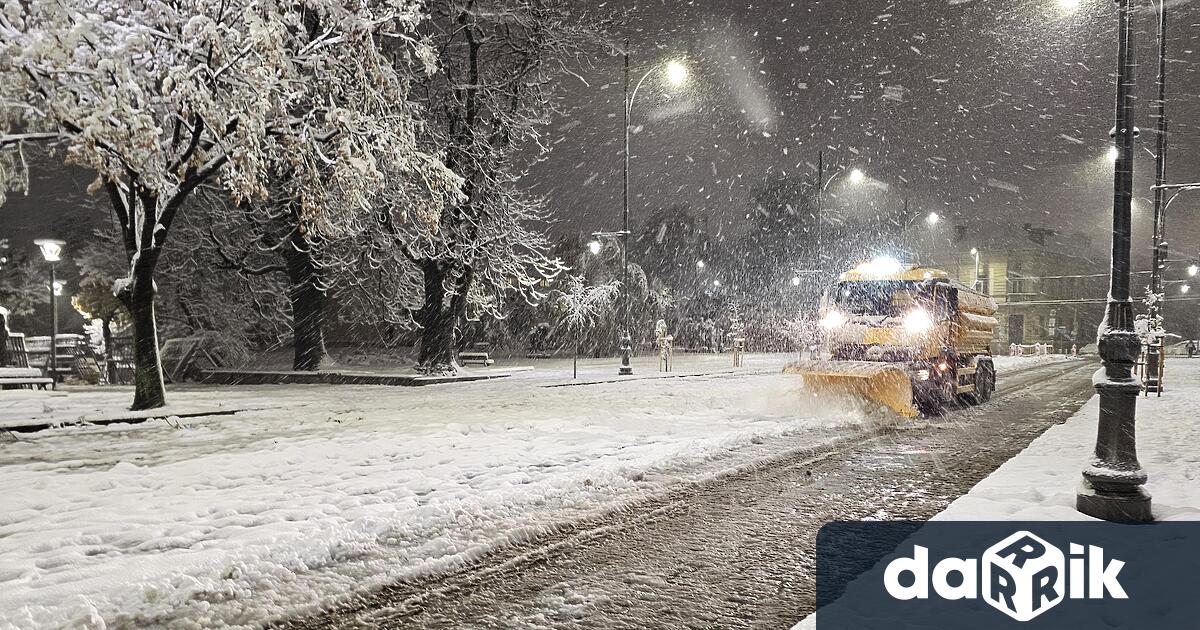 Общо 168 машини са почиствали снега в София през нощта,