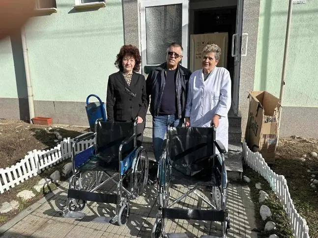 Председателят на ОбС - Девин дари инвалидни колички на Спешна помощ, болницата и на Община Девин 