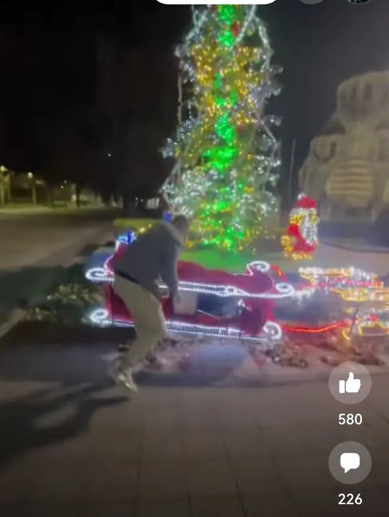 Търси се извършителят на вандалския акт с коледната шейна в центъра на Плевен 