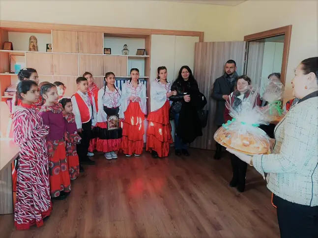  Ученици от Обединено училище „Христо Ботев“ с. Баница гостуваха в Община Враца за Василица.