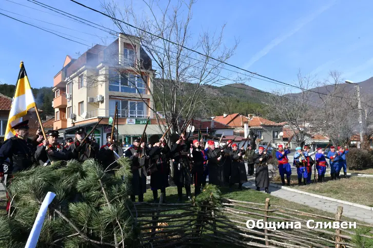 С поднасяне на цветя и възстановка на събитията отпреди 146 години Сливен отбеляза Освобождението си