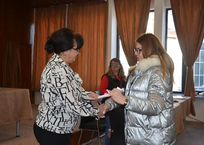 Връчиха трудови договори на още 30 души в рамките на проект „Грижа в дома в Община Видин“