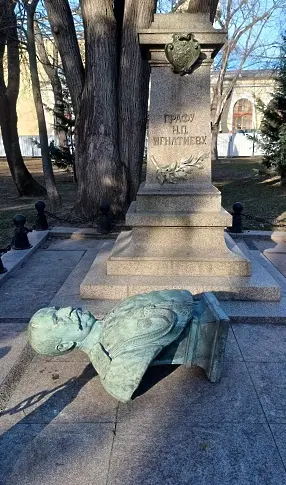 Варненец е задържан за изтръгнатия паметник на граф Игнатиев