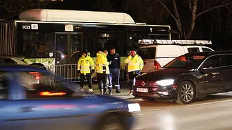 Продължава да има опасност за живота на ударената от автобус жена
