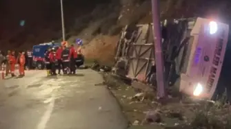 9 души, сред които 2 деца, загинаха при автобусна катастрофа в Турция