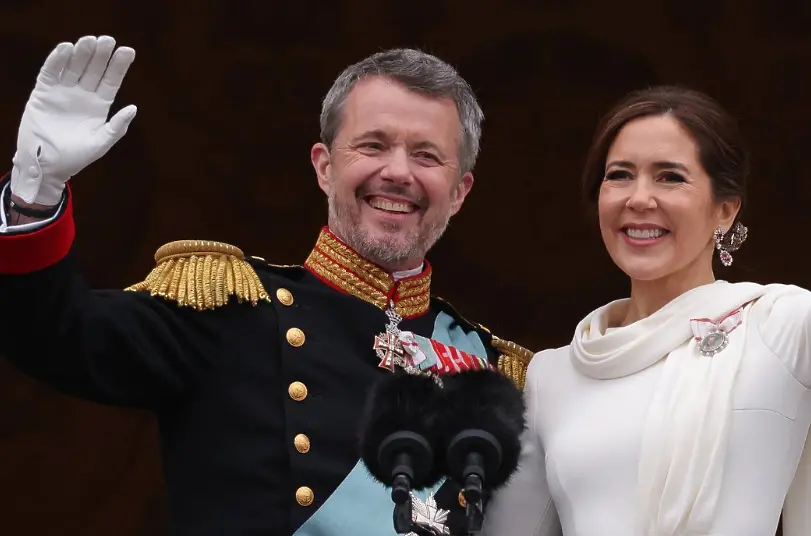 Кралската целувка, която обиколи света: Фредерик X се възкачи на трона на Дания (видео)
