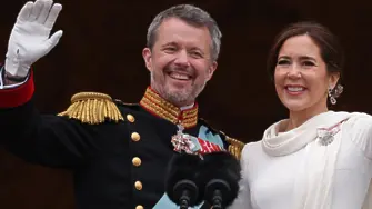 Кралската целувка, която обиколи света: Фредерик X се възкачи на трона на Дания (видео)