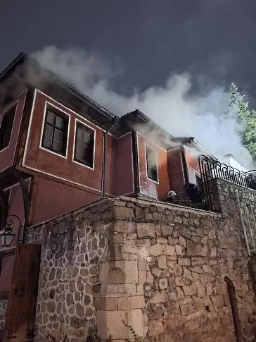 Пожар избухна в Пампоровата къща в Стария град, част от покрива изгоря (снимки)
