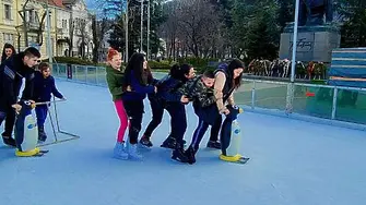 Ледената пързалка във Враца  -  безплатна за учениците в часовете по физическо