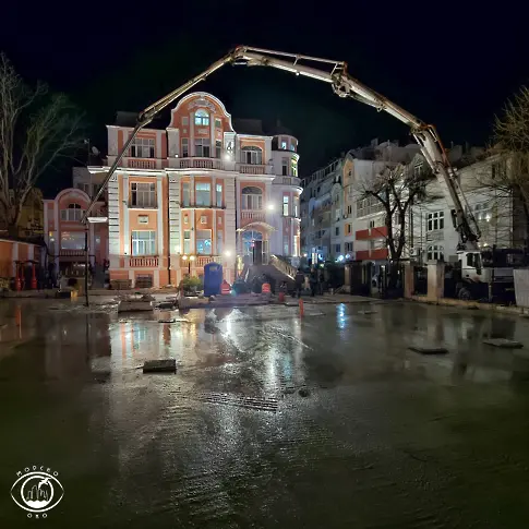 Спряха бетонирането на двора на архитектурен паметник в центъра на Варна