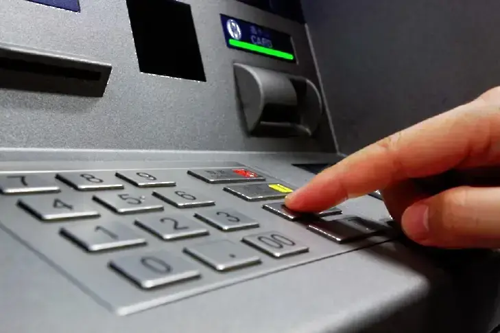 Ето колко взимат банките за теглене от банкомат: Как можем да спестим