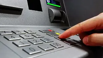 Ето колко взимат банките за теглене от банкомат: Как можем да спестим