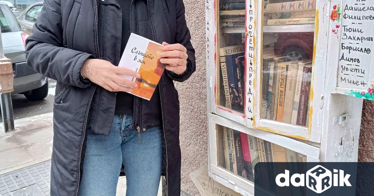 Улична библиотека се превърна в атракция за русенци които живеят
