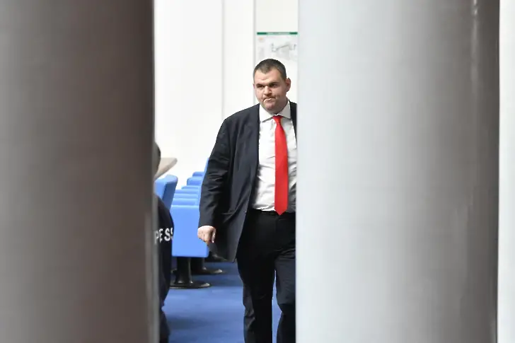 Пеевски поиска спешни промени в правилника на Народното събрание
