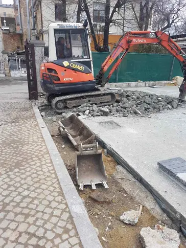 Разбиват новоизлят бетон в двора на архитектурен паметник в центъра на Варна