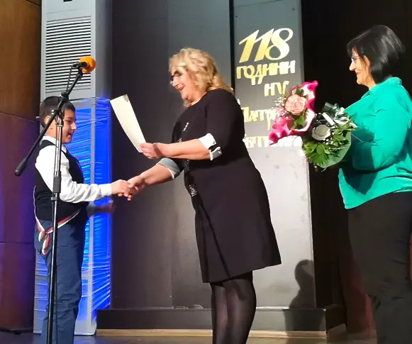 Плевенското НУ „Патриарх Евтимий” празнува 118 години от създаването си/СНИМКИ/ 