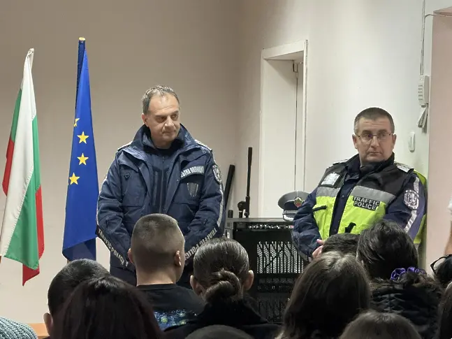 Полицаи се срещнаха с ученици от Езикова гимназия „Димитър Димов“ в Плевен
