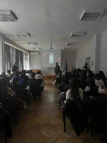 Полицаи се срещнаха с ученици от Езикова гимназия „Димитър Димов“ в Плевен